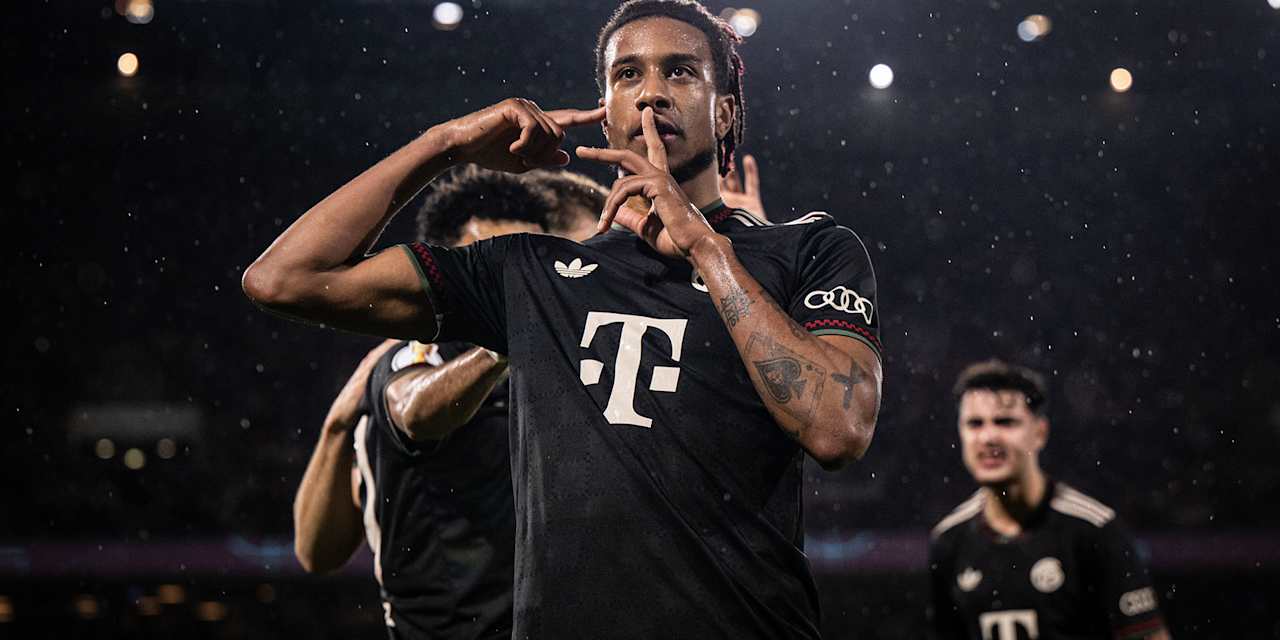 Michael Olise legt im Pokalspiel des FC Bayern in Köln den Finger zum Jubel auf dem Mund