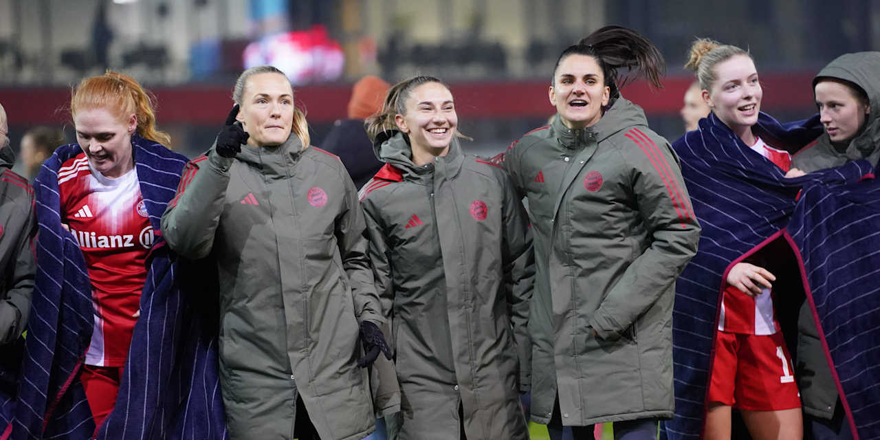 Kathi Naschenweng bejubelt mit ihren Teamkolleginnen einen Sieg in der Champions League am FC Bayern Campus.