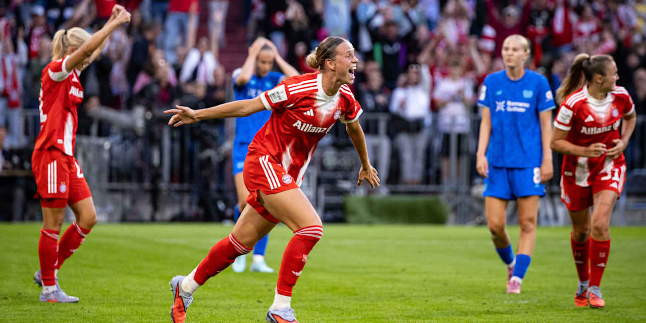 Klara Bühl jubelt mit ausgestreckten Armen in der Allianz Arena.