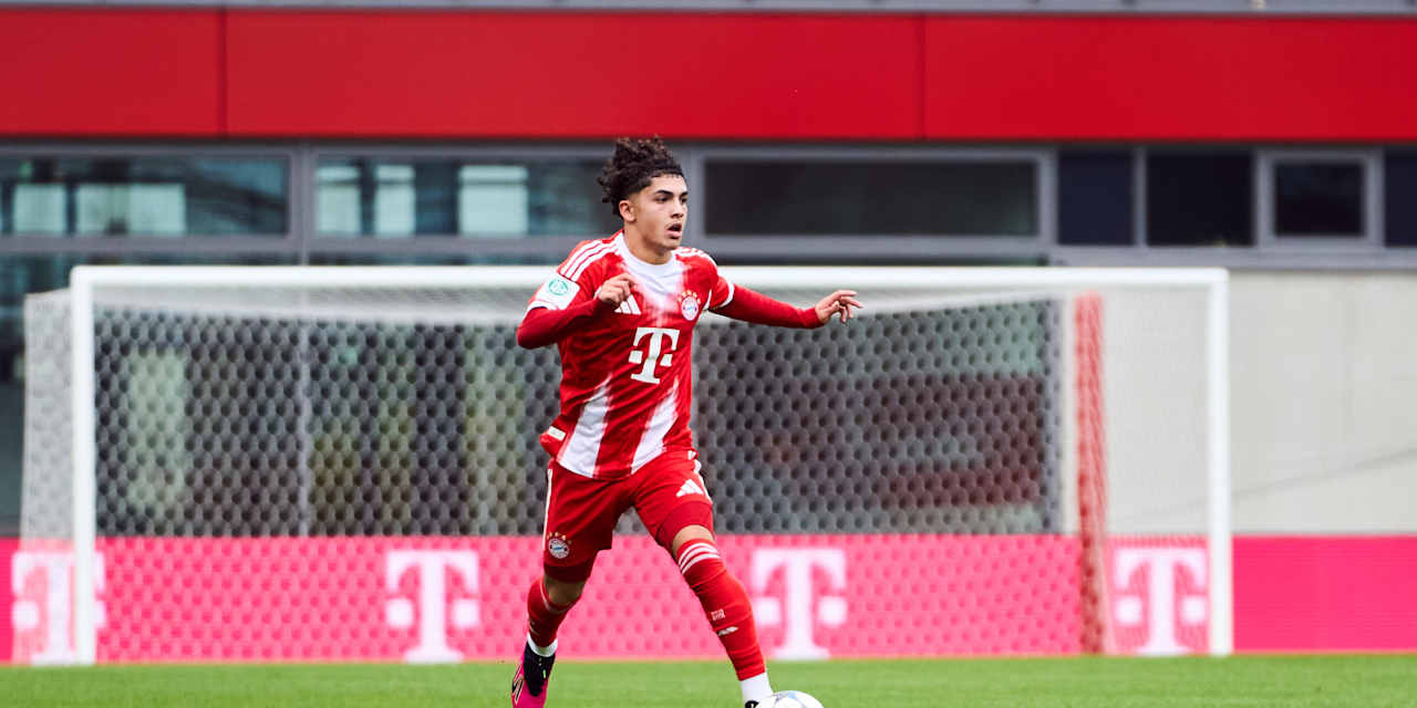 Jussef Nasrawe führt den Ball am Fuß.