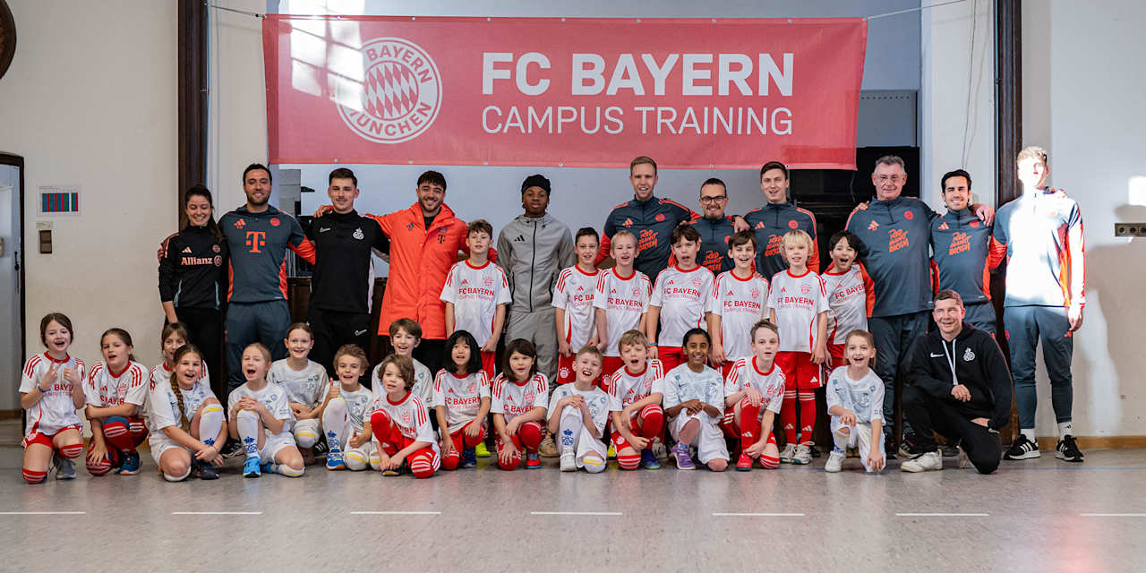 Schüler und Schülerinnen beim Campus Training des FC Bayern an einer Münchner Schule