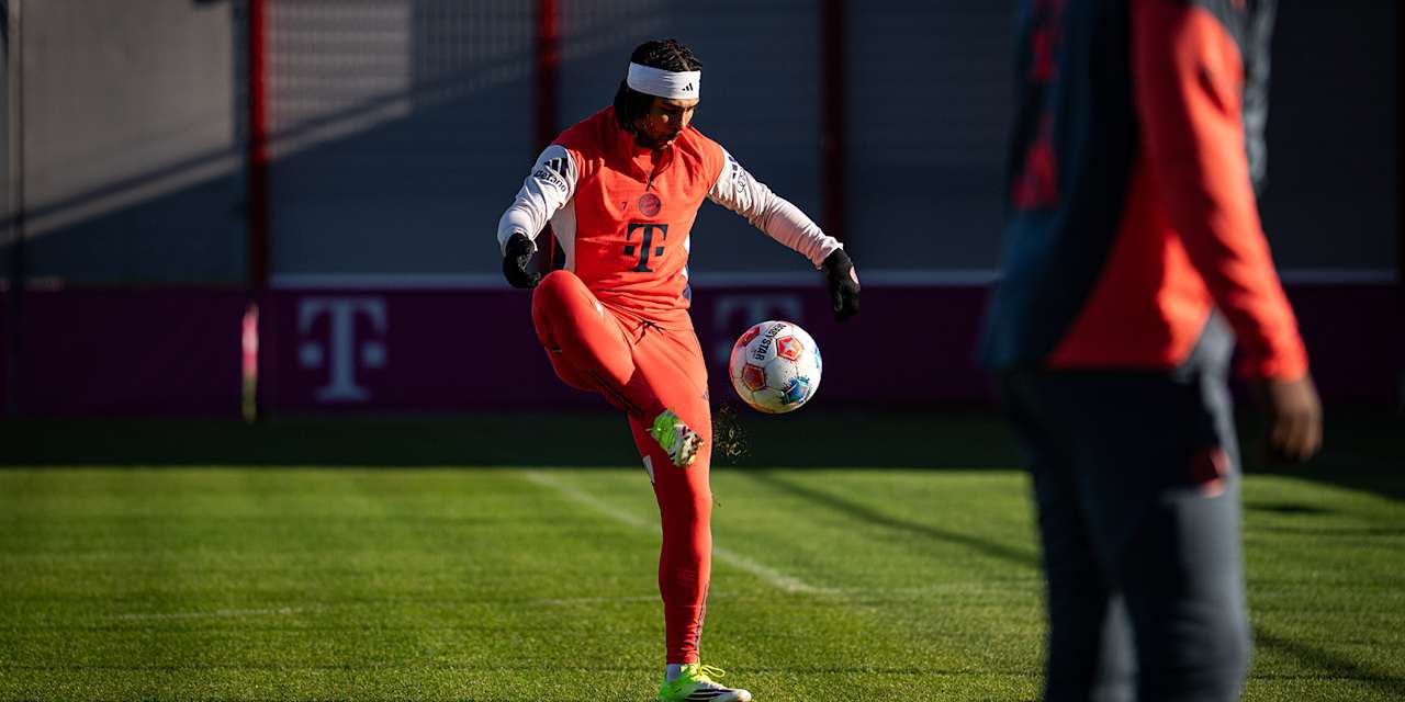 Serge Gnabry stoppt einen Ball im Training des FC Bayern