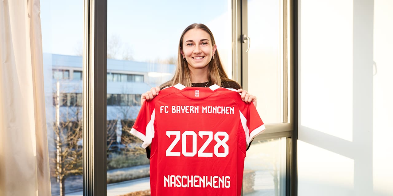 Katharina Naschenweng hält ihr Trikot mit ihrer neuen Vertragslaufzeit in den Händen.