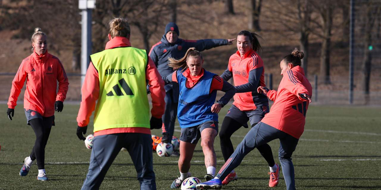 Die FC Bayern Frauen um Georgia Stanway in Vorbereitung auf das Duell gegen Leipzig.