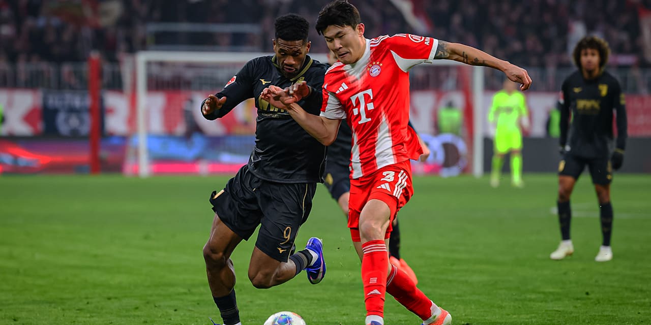 Minjae Kim im Zweikampf während des Heimspiels des FC Bayern in der Bundesliga gegen den FC Augsburg