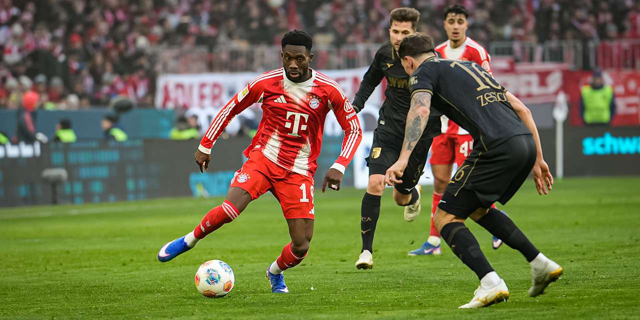 Alphonso Davies mit Ball am Fuß während des Heimspiels des FC Bayern in der Bundesliga gegen den FC Augsburg