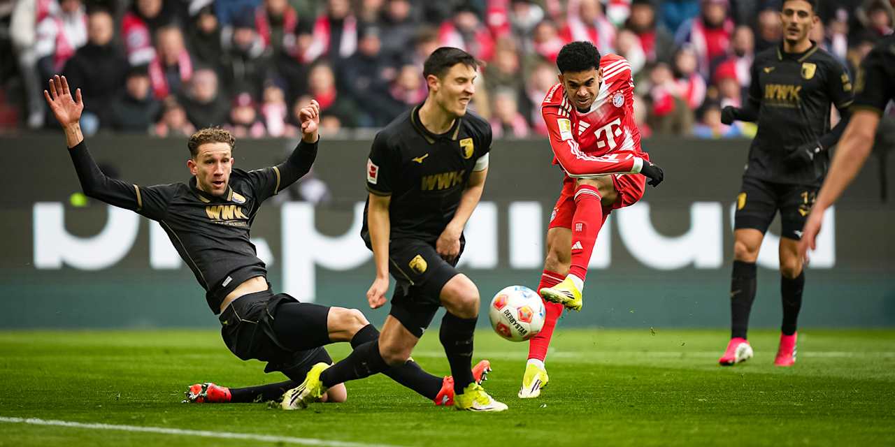 Luis Díaz beim Torschuss während des Heimspiels des FC Bayern in der Bundesliga gegen den FC Augsburg