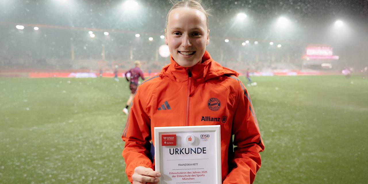 Franziska Ket hält ihre Urkunde stolz in der Hand