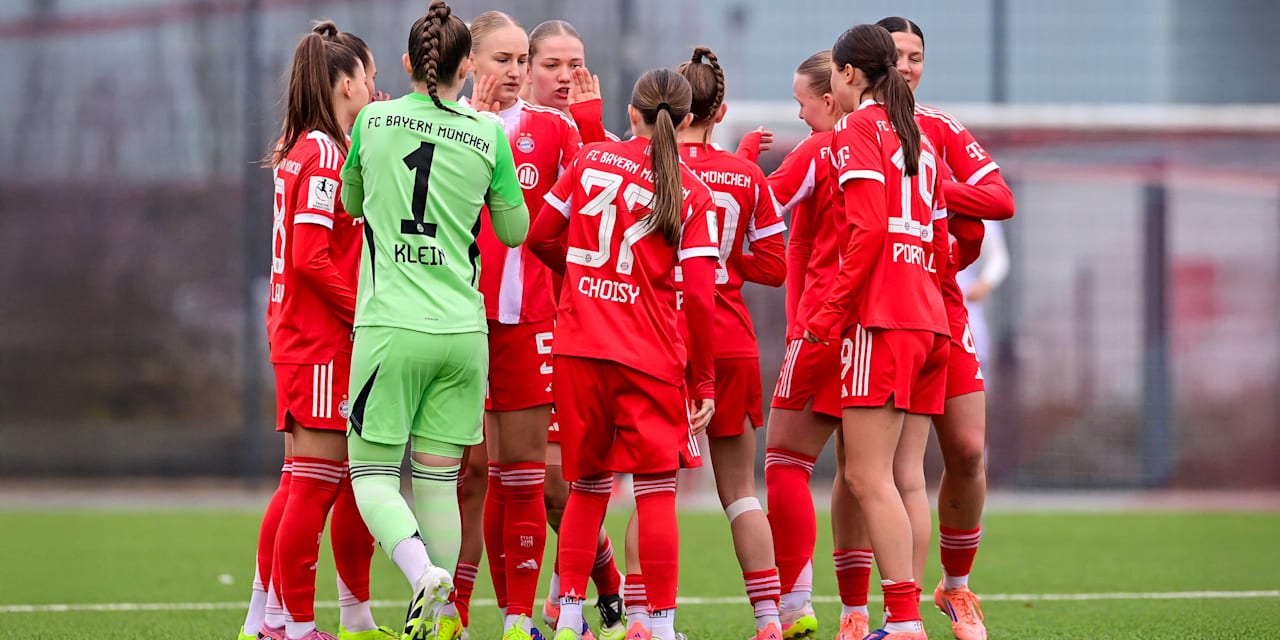 Die FC Bayern Frauen II bilden einen Kreis.