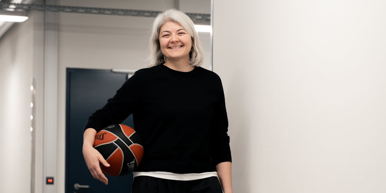 Sports Administration Manager Irina Hemmerling hält einen Basketball.