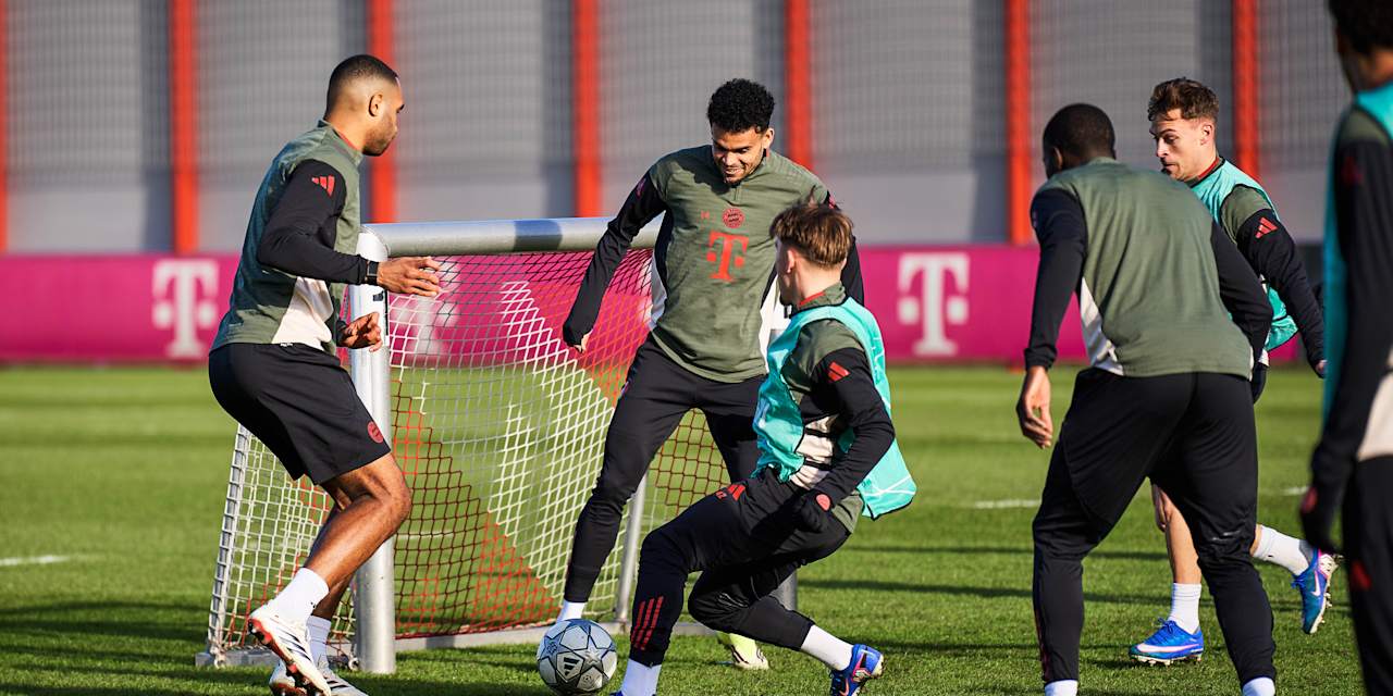 Luis Díaz in Grün im Abschlusstraining des FC Bayern vor dem Champions League-Spiel in Eindhoven
