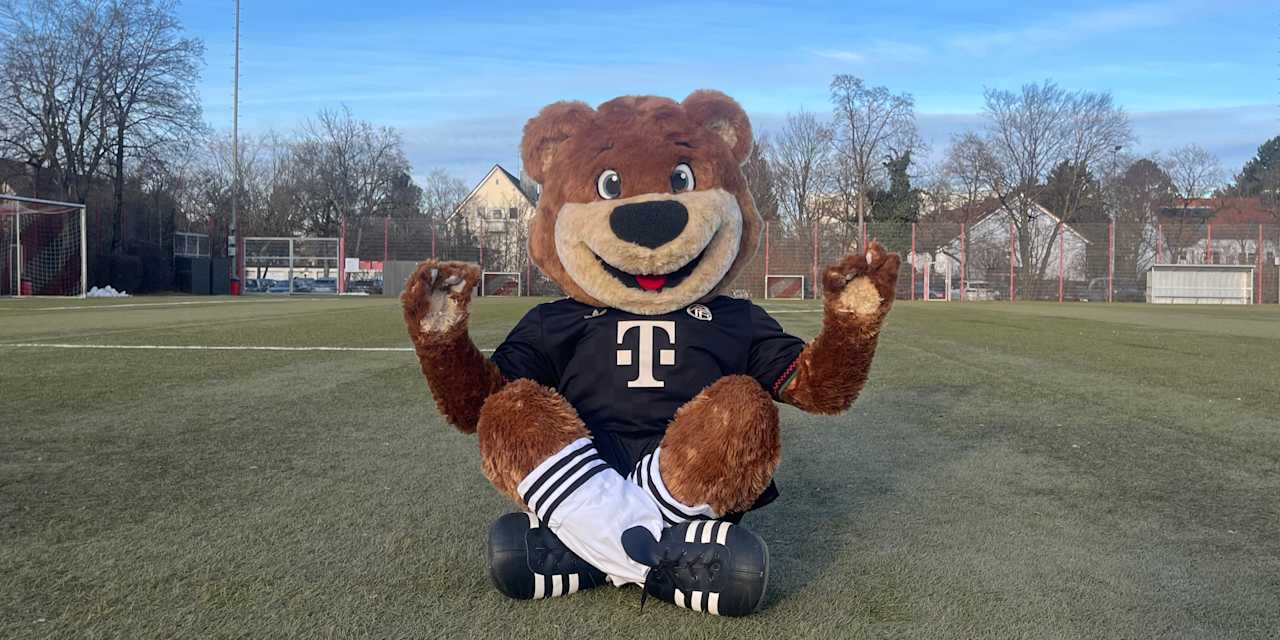 Berni auf dem Kunstrasenplatz in einem Schneidersitz.