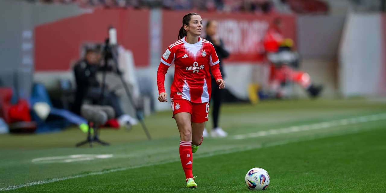 Tuva Hansen mit dem Ball am Fuß während eines Heimspiels der FC Bayern Frauen.