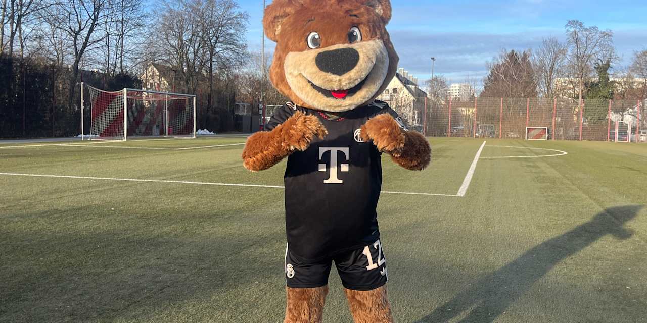 Berni steht auf dem Kunstrasenplatz und macht eine Jubelpose.