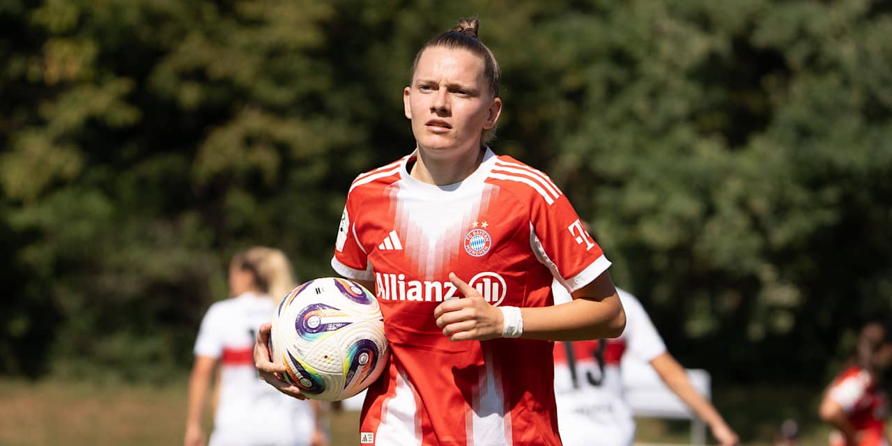 Sarah Ernst im Einsatz für die FC Bayern Frauen II mit dem Ball in der Hand.