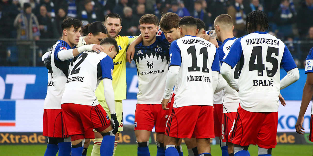 Die Spieler des Hamburger SV bilden einen Kreis vor einem Bundesliga-Spiel.