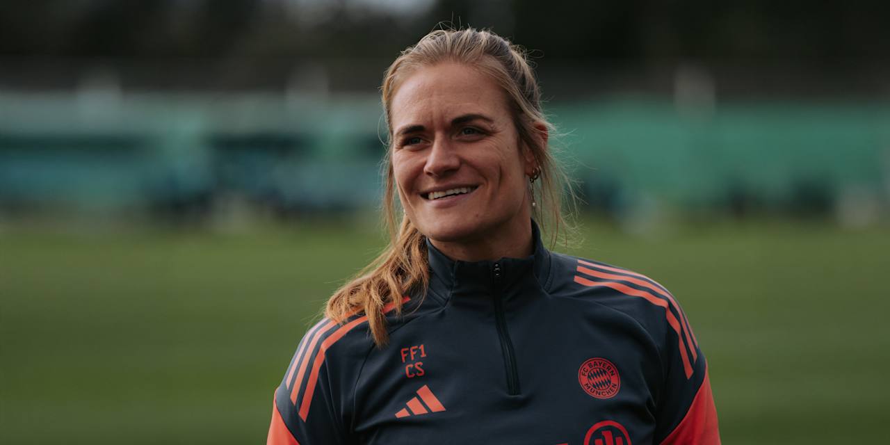 Clara Schöne lächelnd während einer Trainingseinheit der FC Bayern Frauen.