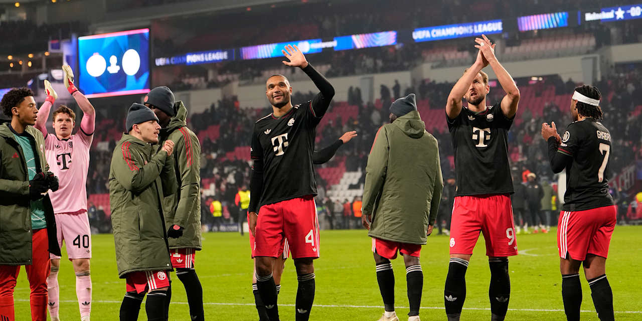 Spieler des FC Bayern winken zu den Fans in Eindhoven
