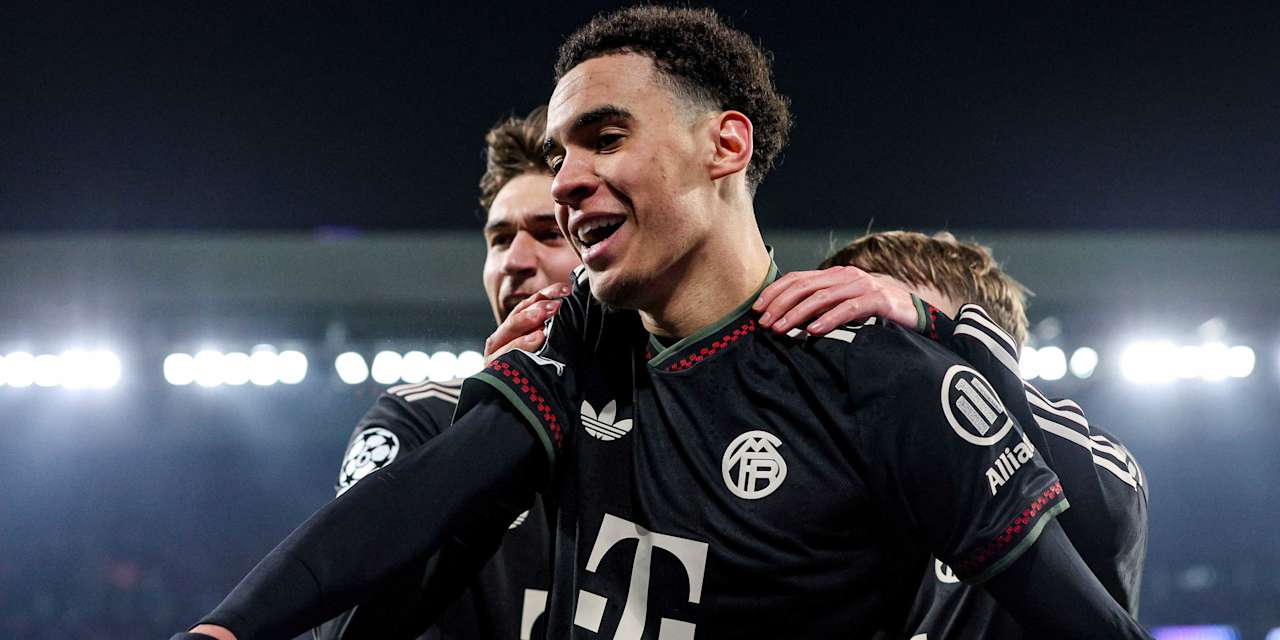 Jamal Musiala jubelt in Schwarz gegen Eindhoven