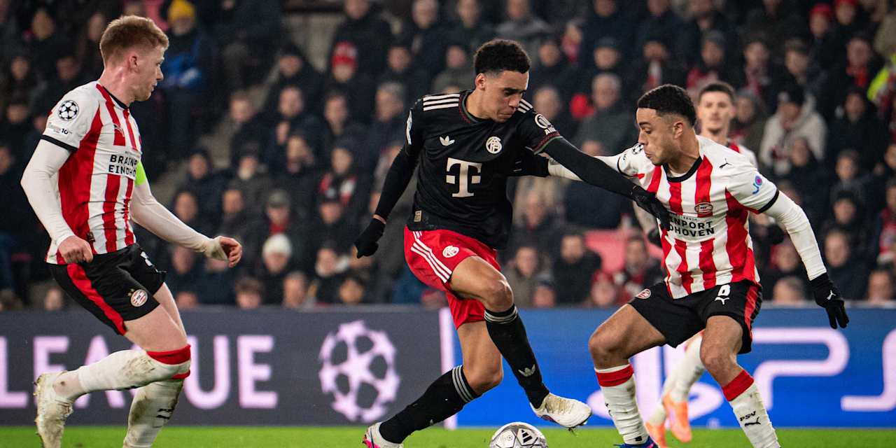 Jamal Musiala in Schwarz im Champions League-Spiel des FC Bayern bei PSV Eindhoven