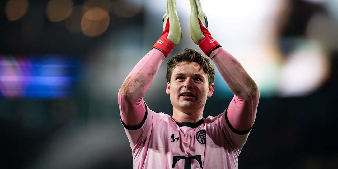 Jonas Urbig im pinken Trikot jubelt nach dem Sieg in Eindhoven