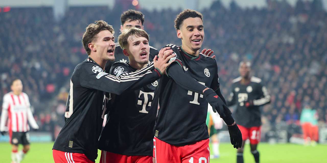 Jamal Musiala in Schwarz im Champions League-Spiel des FC Bayern bei PSV Eindhoven