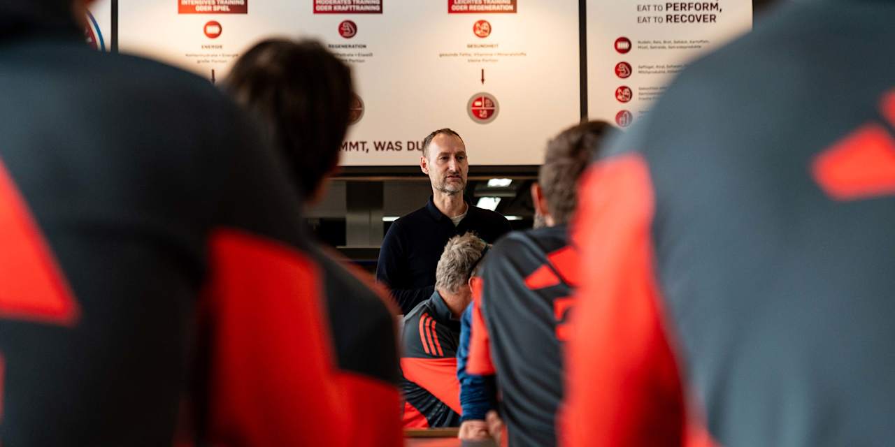 Jochen Sauer spricht zu Mitarbeitern des FC Bayern.