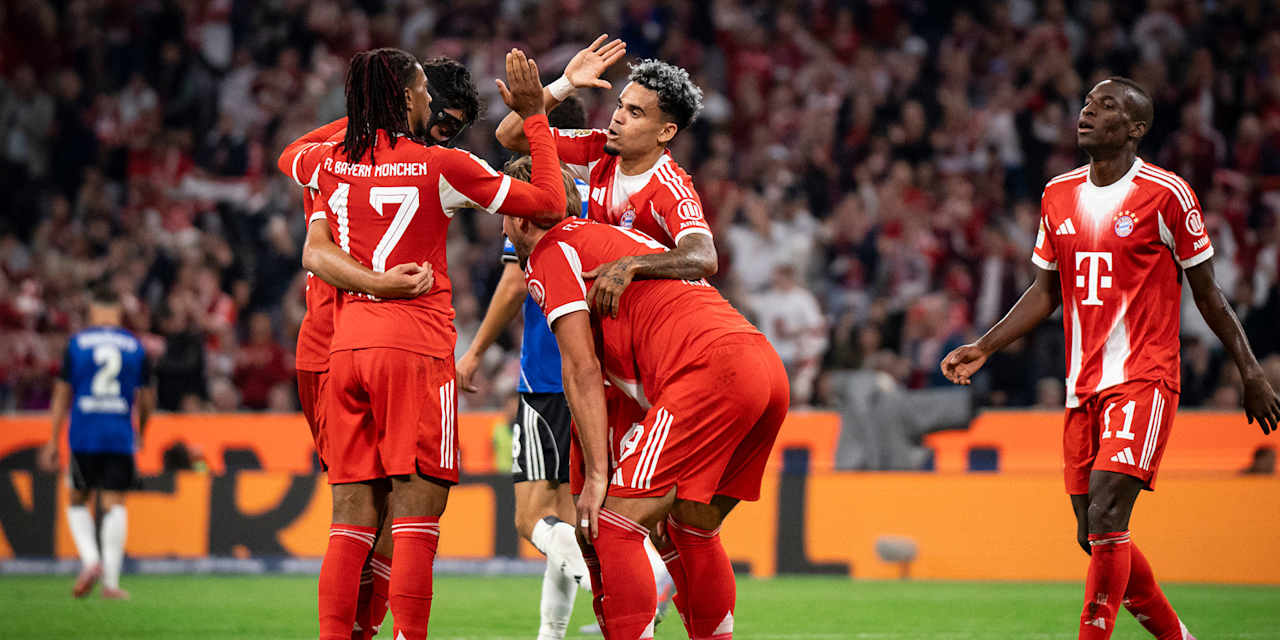 Luis Diaz und Michael Olise klatschen ab nach dem 5:0 im Bundesliga-Spiel FC Bayern gegen Hamburger SV.