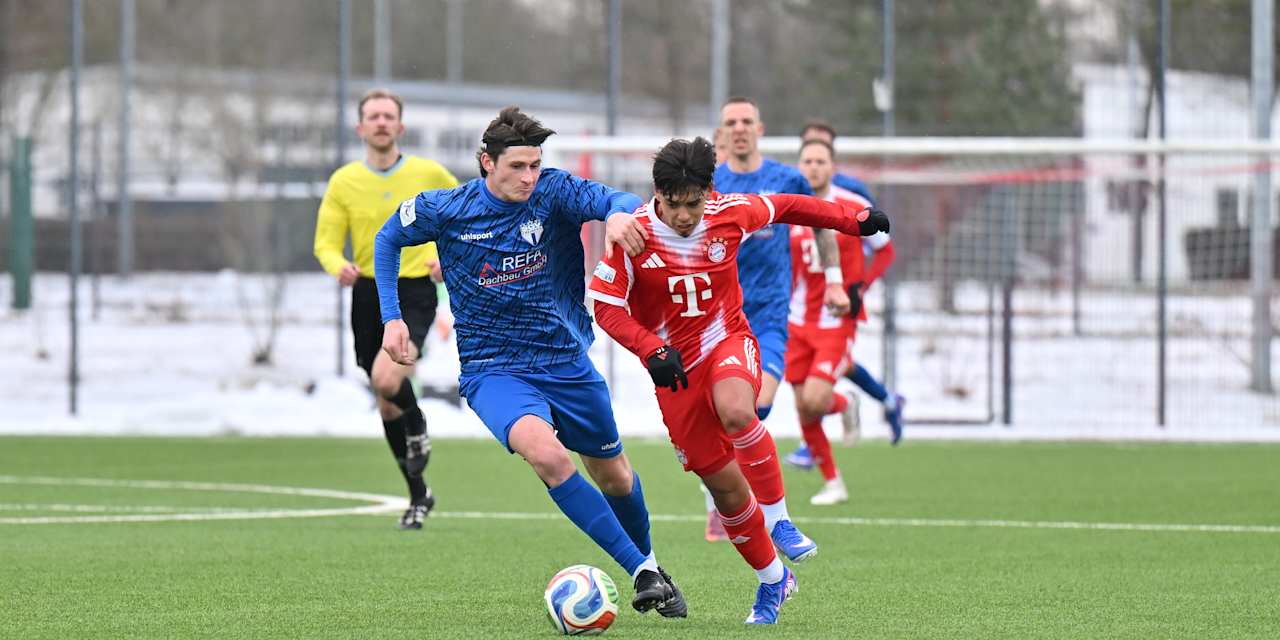 Maycon Douglas Cardozo im Zweikampf mit seinem Gegenspieler um den Ball.