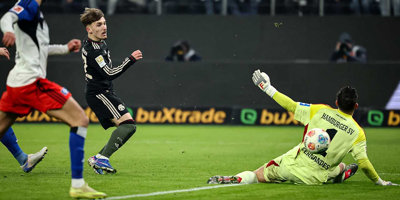 Lennart Karl beim Torschuss während des Gastspiels des FC Bayern in der Bundesliga beim Hamburger SV