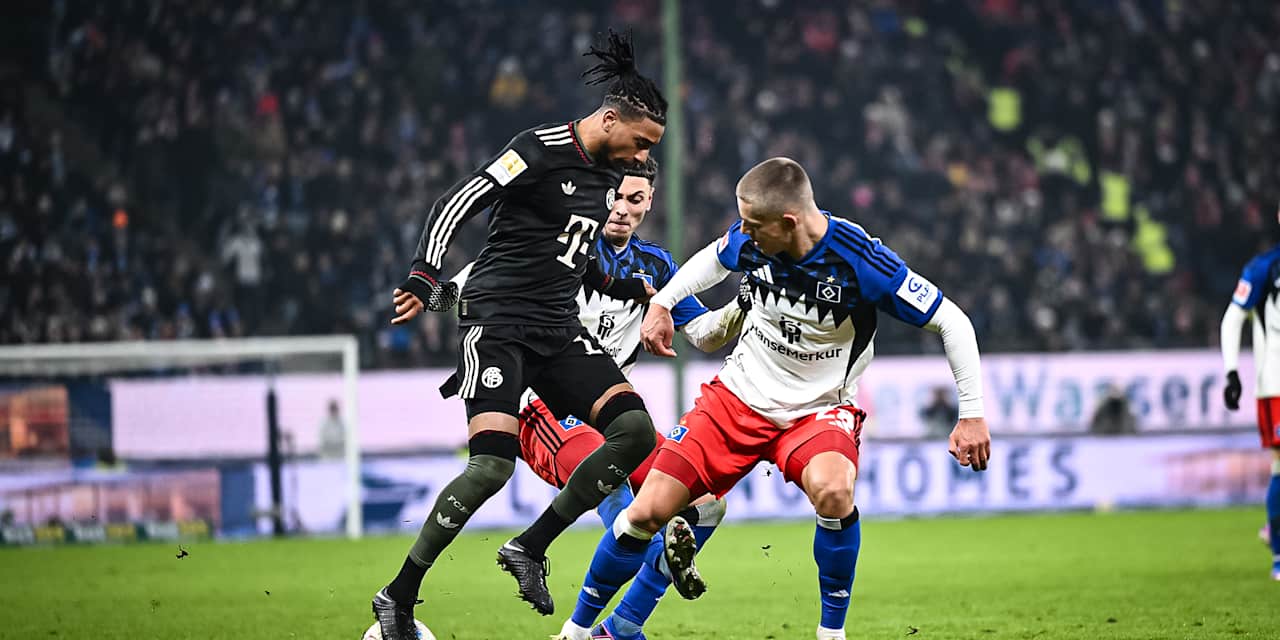 Michael Olise im Zweikampf während des Gastspiels des FC Bayern in der Bundesliga beim Hamburger SV