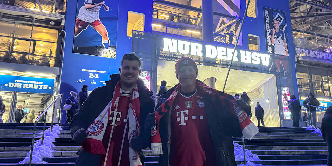 Daniel und Heiko stehen in FC Bayern-Trikots vor dem Volksparkstadion in Hamburg.