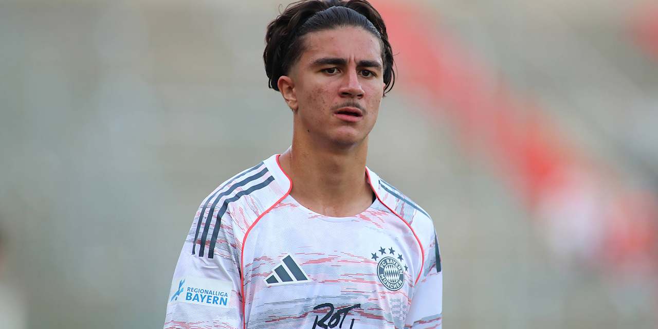 Adin Licina im weißen Auswärtstrikot des FC Bayern bei einem Spiel der Amateure