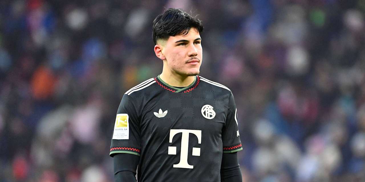Felipe Chavez im schwarzen CL-Trikot des FC Bayern bei einem Testspiel gegen Salzburg