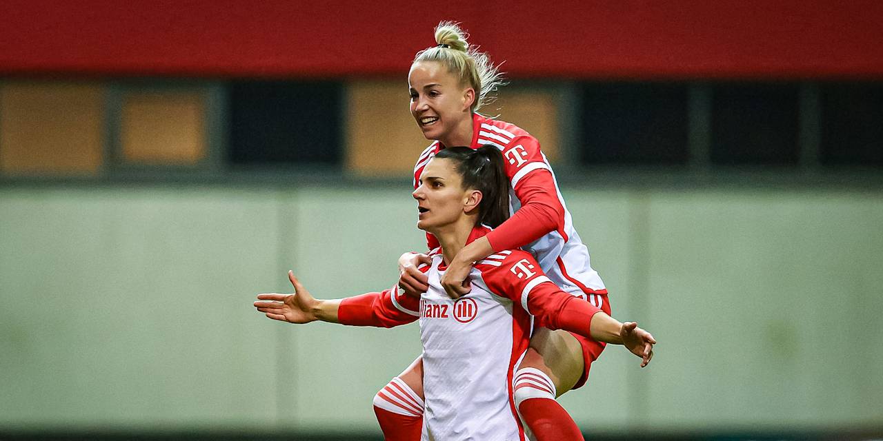 Jovana Damnjanović und Giulia Gwinn bejubeln ein Tor gegen den SV Werder Bremen 2024.