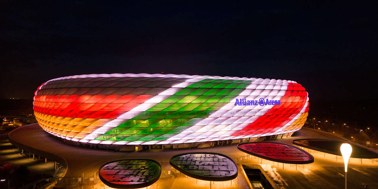 Allianz Arena leuchtet am 06. Februar mit italienischer und deutscher Flagge auf der Fassade