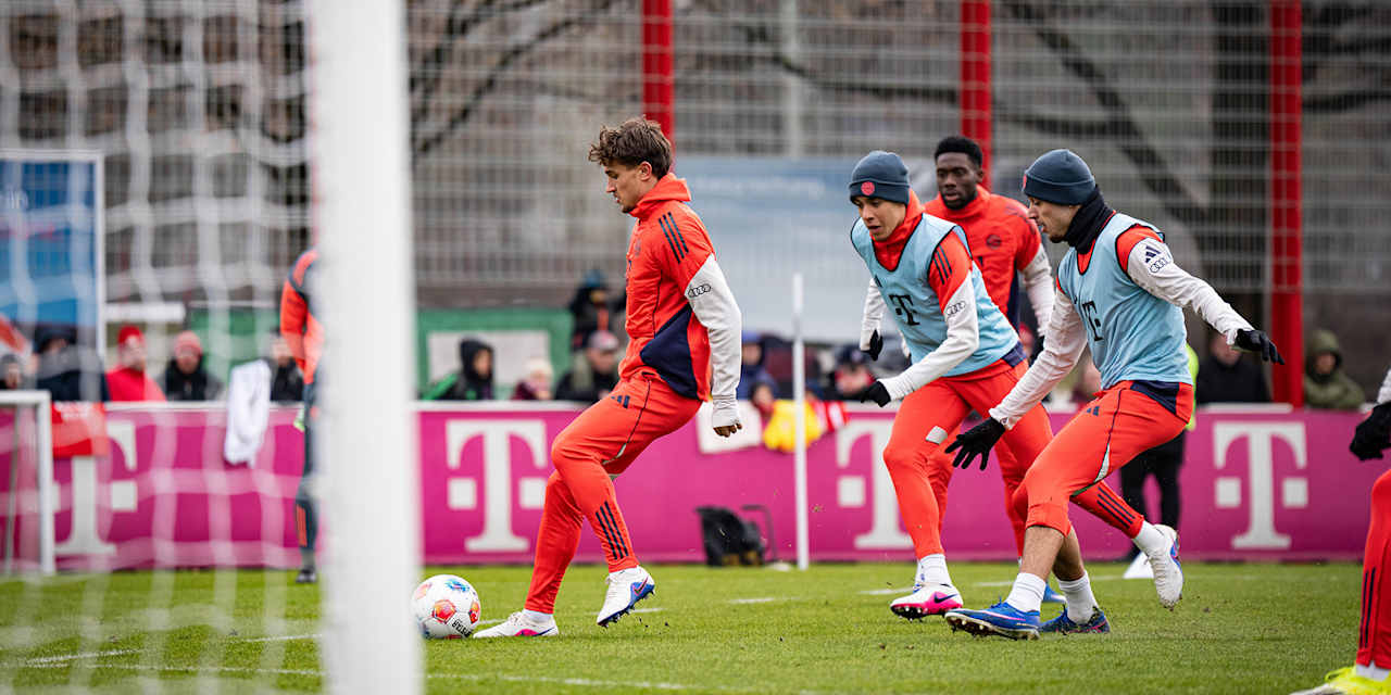 Tom Bischof spielt im Training des FC Bayern einen Pass