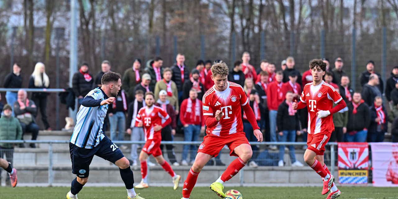 Anton Heinz schaut auf den Ball an seinem Fuß.