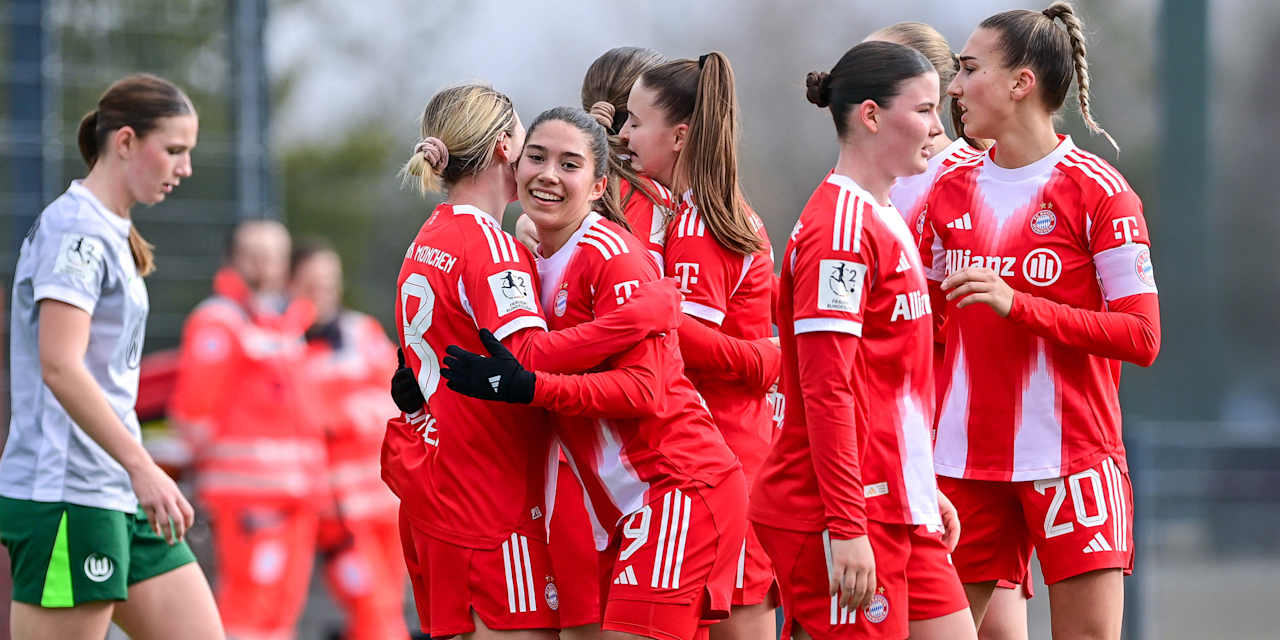 Die FC Bayern Frauen II bejubeln den 1:1-Ausgleichstreffer gegen Wolfsburg.