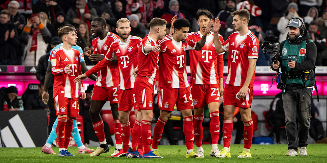 Spieler des FC Bayern bejubeln ein Tor im Spiel gegen die TSG Hoffenheim.
