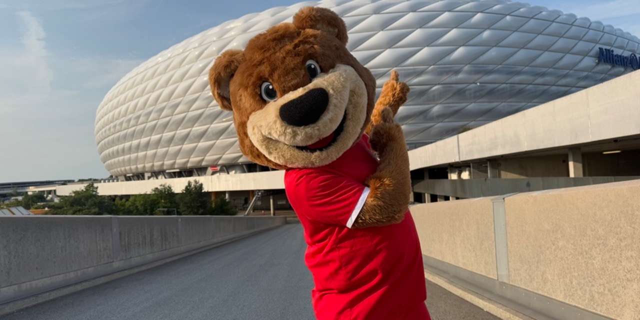 Berni zeigt auf die Allianz Arena.