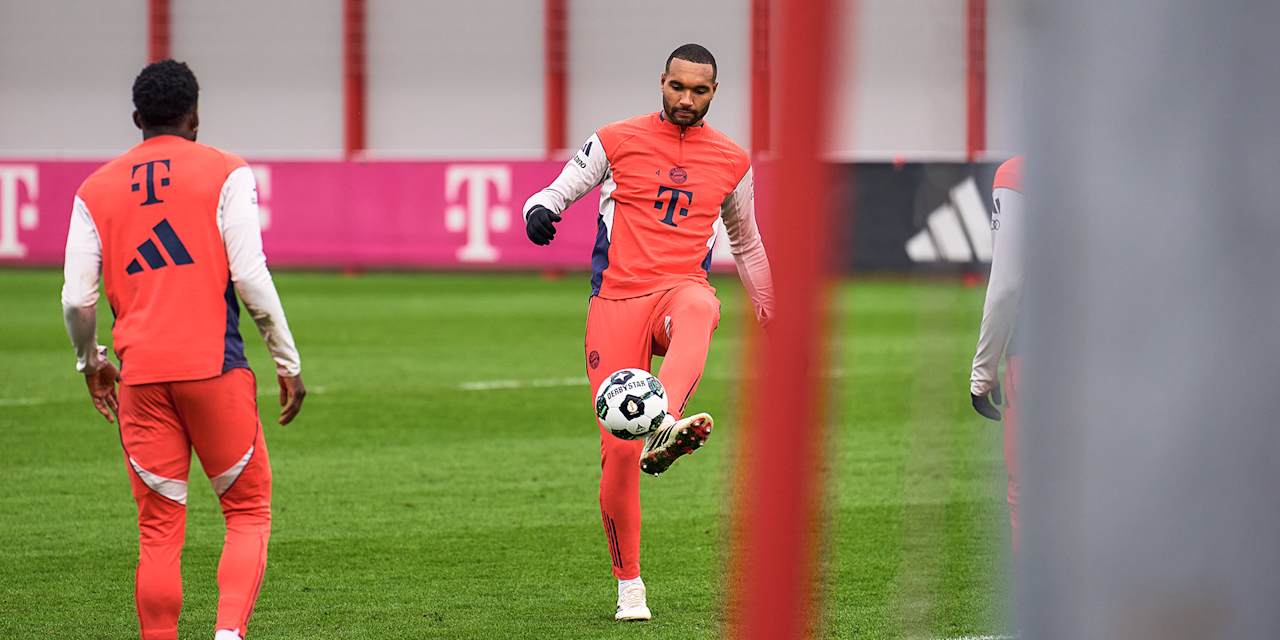 Jonathan Tah spielt im Training des FC Bayern einen Ball