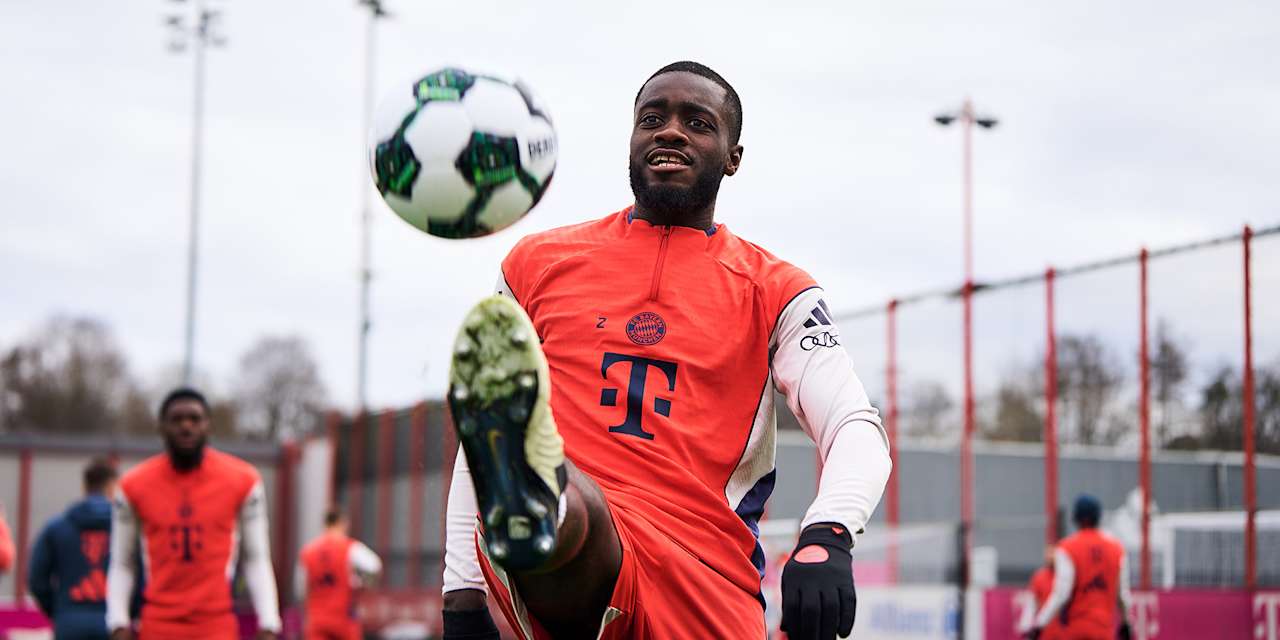 Dayot Upamecano jongliert mit Ball im Abschlusstraining des FC Bayern vor dem Pokalviertelfinale gegen RB Leipzig