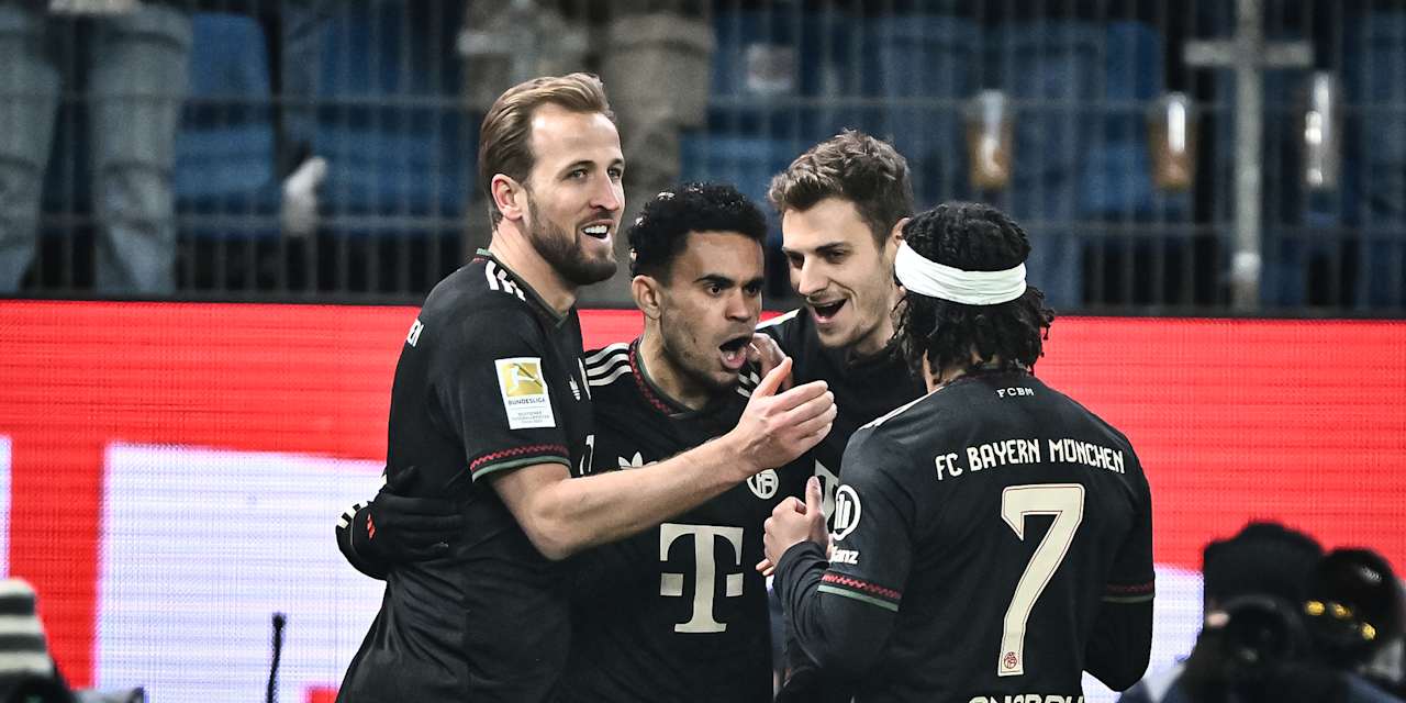 Harry Kane, Luis Díaz und Josip Stanišić jubeln während des Gastspiels des FC Bayern in der Bundesliga beim Hamburger SV