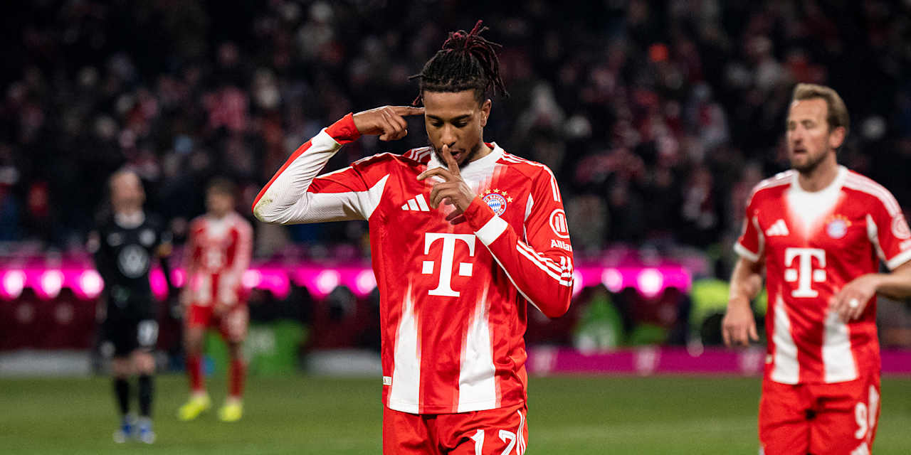 Michael Olise jubelt nach einem Tor für den FC Bayern gegen Wolfsburg mit Zeigefinger auf dem Mund