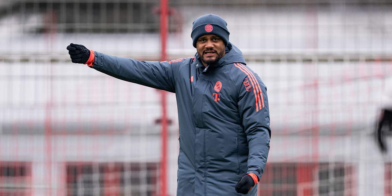 Vincent Kompany gibt Anweisungen im Training des FC Bayern