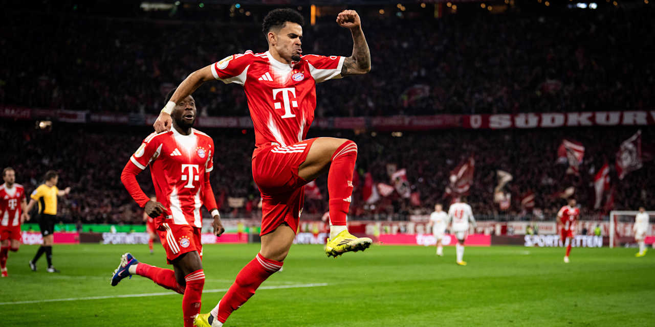 Luis Díaz in Rot im DFB-Pokal-Viertelfinale gegen RB Leipzig.