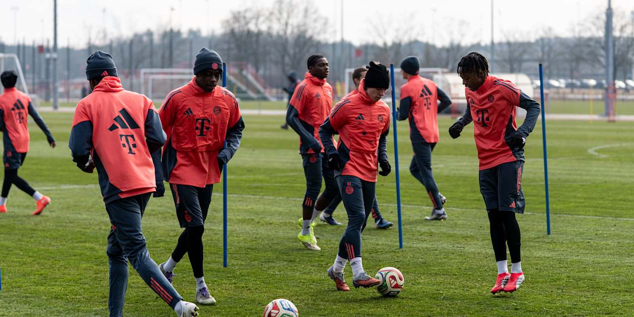 Die FC Bayern U19 beim Training.