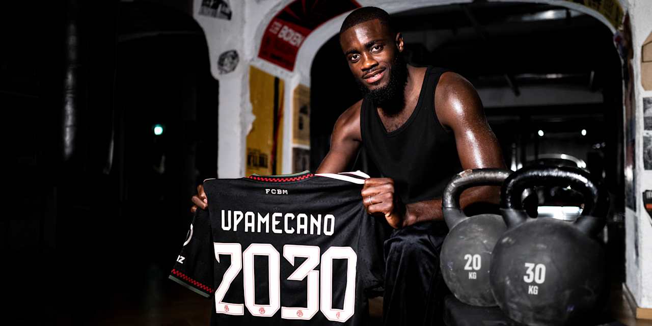 Dayot Upamecano im Gym bei seiner Vertragsverlängerung bis 2030.
