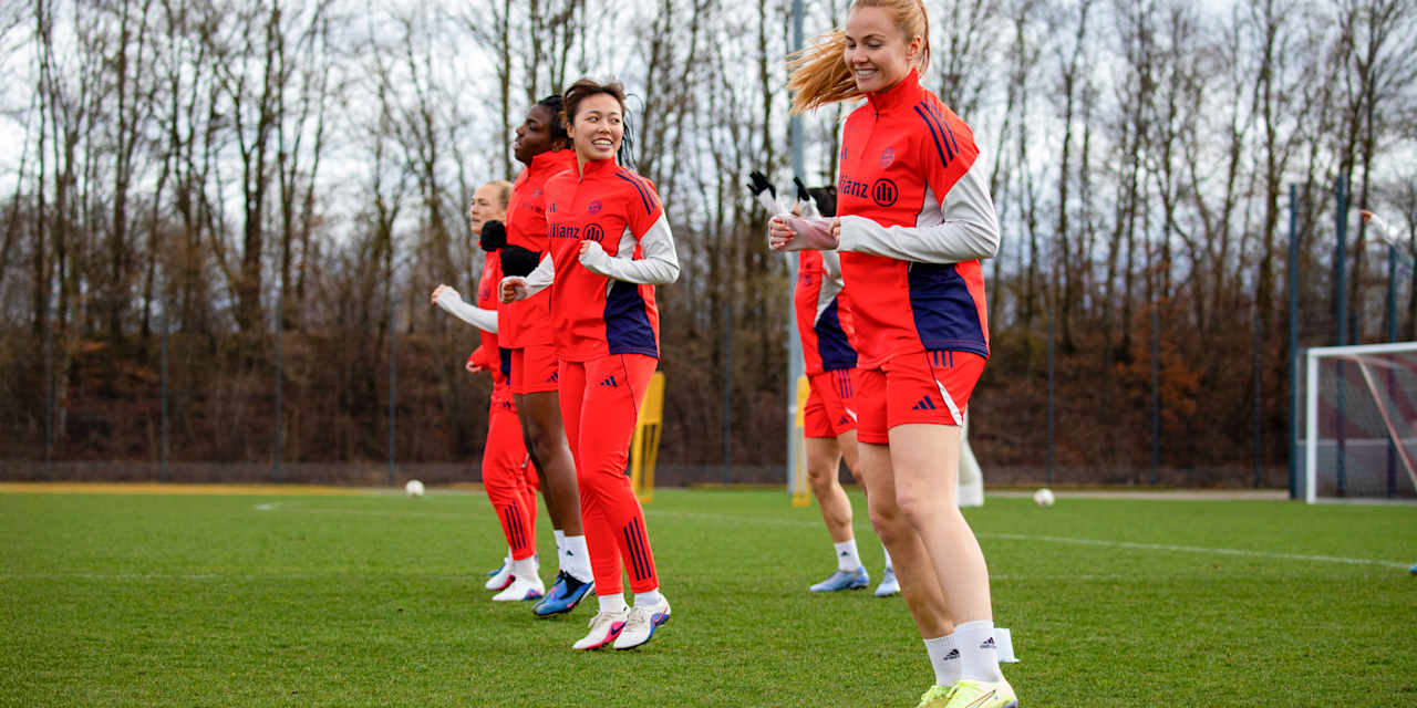 Momoko Tanikawa und Glódís Viggósdóttir beim Warm-Up.